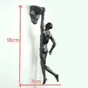 Resinskulptur 7 x 18 cm Man hängande på en klippa Dekorativ figur för inredning eller samlarfigur 2