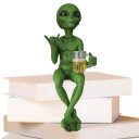 Dekorativ figur med sittande utomjording med öl 15 cm Plastfigur Rolig sci-fi dekoration för bord hylla originalpresent 1