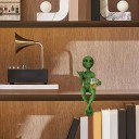 Dekorativ figur med sittande utomjording med öl 15 cm Plastfigur Rolig sci-fi dekoration för bord hylla originalpresent 3