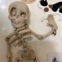 Dekorative Skelettfigur, die im Dunkeln leuchtet, 18 x 4 x 3 cm, Halloween-Dekoration, phosphoreszierende Statue für den Innenbereich 2