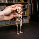 Dekorative Skelettfigur, die im Dunkeln leuchtet, 18 x 4 x 3 cm, Halloween-Dekoration, phosphoreszierende Statue für den Innenbereich 6