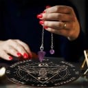 Dřevěná kyvadlová deska 15 cm Věštecká tabulka s motivem můry a měsíce Esoterická pomůcka pro věštění z kyvadla Spirituální dekorace 2