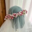 Couronne florale de mariage Taille universelle avec voile en tulle Fleurs délicates et pleines Accessoire capillaire romantique et dense 5