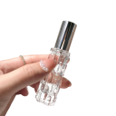 Resefyllbar parfymflaska 10 ml i glas med dekorativ yta och lock för att transportera dofter 1