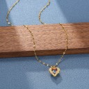 Halsband med hängande hjärtformad berlock med färgade glaselement, berlock ca 1,5 × 1,6 cm 3