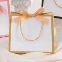 Sac de cadou din hârtie albă cu margine colorată proeminentă și fundiță colorată 10,5x8,3x7,2 cm cu mâner din sfoară 2