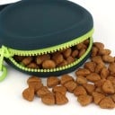 Kredsløbskapsel til hundegodbidder med lynlås hele vejen rundt 9 x 9 x 3 cm Håndtag til ophængning og barriere mod lugte Nem at skylle 1