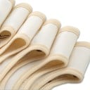 Sæt af 2 stk. beige smæk med hjerter og prikker Størrelse 29,5 x 19,5 cm Knaplukning ved halsen Kantet kant hele vejen rundt 3