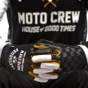 Heltäckande sporthandskar för motocross och motorcykel med tryck på ena och rutigt mönster på den andra handsken för terrängkörning 1