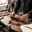 Styrdämpare för elektrisk sparkcykel Inxing V5 Sats med distanspelare och skruvar Aluminiumlegering Svart med kolfiberdesign Styrstabiliserare 3