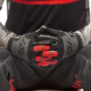 Hela fingrar sporthandskar för motocross med tryck och mesh mellan fingrarna i gråsvart färg med röda inslag för terrängkörning 1