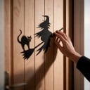 Halloweendekoration för dörrar Häxa med katt på kvast 30 x 25 cm Metallisk siluett Järn Svart Dekorativ skylt Inredning för entré och hem 2