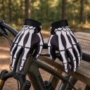 Motocrosshandskar med tryck av handens skelett i svartvitt med upphöjt mönster på manschetten för cykel och terrängkörning 3