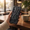Baksidan av Samsung Galaxy S26 Ultra med ett plastiskt 3D-mönster av lågor Mobilskal med eldmotiv 3