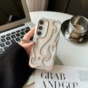 Baksidan av Samsung Galaxy S26 Ultra med ett plastiskt 3D-mönster av lågor Mobilskal med eldmotiv 5