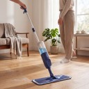 Mop avec pulvérisateur 500 ml Réservoir 3 Chiffons en microfibre Tige en aluminium 120 cm Tête pivotante 360° Bleu foncé Pour nettoyage humide et sec 2