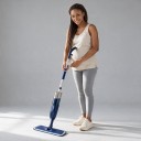 Mop avec pulvérisateur 500 ml Réservoir 3 Chiffons en microfibre Tige en aluminium 120 cm Tête pivotante 360° Bleu foncé Pour nettoyage humide et sec 5