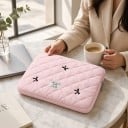 Fodral för iPad 9,7 till 11 tum Quiltat med broderade rosetter 28 x 21 cm Plyschfoder Dragkedja 7