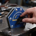 Avstängbar svetsmagnet FM4-S 6 vinklar från 30 till 105 grader Belastning 15 kg Mått 9,6 x 8 x 3,6 cm Blå För verkstaden 3