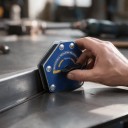 Avstängningsbar svetsmagnet FM4-M 6 vinklar från 30 till 105 grader Maximal belastning 50 kg Mått 12,3 x 10,3 x 3,9 cm Blå För verkstaden 4