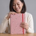 Fotoalbum 200 listů na fotky 10 x 15 cm Lněné plátno a PP kapsy 23,2 x 19 cm Gumička na zavírání Růžové s květinami Na rodinné fotky 4