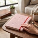 Fotoalbum 200 listů na fotky 10 x 15 cm Lněné plátno a PP kapsy 23,2 x 19 cm Gumička na zavírání Růžové s květinami Na rodinné fotky 5