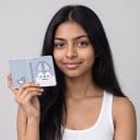 Mini fotoalbum s kresleným zvířátkem Na fotky 7,6 cm Rozměr 8,8 x 2,8 x 11 cm Průhledné kapsy Šedomodré Na fotky i sběratelské karty 5
