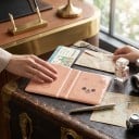 Mini fotoalbum s kresleným zvířátkem Na fotky 7,6 cm Rozměr 8,8 x 2,8 x 11 cm Průhledné kapsy Broskvové Na fotky i sběratelské karty 5