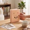 Mini fotoalbum s kresleným zvířátkem Na fotky 7,6 cm Rozměr 8,8 x 2,8 x 11 cm Průhledné kapsy Broskvové Na fotky i sběratelské karty 6