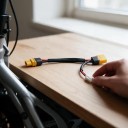 Strömadapterkabel XT60 till SM-2A för lampor och blinkers på elcykel Max 2 A Ledare 22 AWG i teflonisolering Vikt 18 g 2