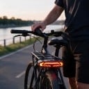 Bakljus för cykel med blinkers och alarm 110 dB Fäste för bakre pakethållare Rund trådlös fjärrkontroll Bromsljus USB-C 2000 mAh IPX6 4