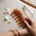 Peigne de massage gua sha en résine 11,2 x 5,3 cm Peigne à larges dents aux extrémités arrondies Ambre Pour le massage du cuir chevelu 4