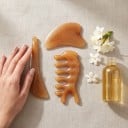 Ensemble gua sha, plaque de massage, peigne et bâton en résine Outils manuels aux bords arrondis Couleur ambre Pour le massage du visage et de la tête 4