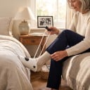 Aide à l'enfilage de chaussettes avec cordes Enfileur de chaussettes et bas flexible avec poignées en mousse Blanche Sans se pencher 4