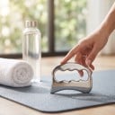 Grattoir gua sha en acier inoxydable 9,5 x 8 cm Plaque de massage avec trou pour les doigts Argenté Pour le massage des muscles du dos, des jambes 4