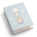 Detské fotoalbum na 100 fotiek s motívom žirafy Rozmer 16,5 x 12,5 x 5 cm Pevný PVC obal Svetlo modré Na fotky bábätka aj darček 1