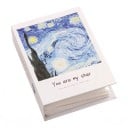 Fotoalbum na 100 fotografií 16,5 x 12,5 x 5 cm Priehľadné PVC obaly Biely obal s modrým motívom Hviezdna noc Van Gogh Malé album na fotky 1