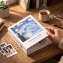 Fotoalbum na 100 fotografií 16,5 x 12,5 x 5 cm Priehľadné PVC obaly Biely obal s modrým motívom Hviezdna noc Van Gogh Malé album na fotky 5