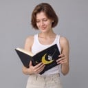 Fotoalbum na 100 fotografií 16,5 x 12,5 x 5 cm Priehľadné PVC obaly Čierny obal s astronautom na Mesiaci Vesmírny motív Album na fotky 3
