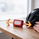 Zadní LED světlo na helmu se směrovkami a bezdrátovým ovladačem 142 x 35 mm 300 mAh Nabíjení USB IPX5 Plast Červené Na kolo i koloběžku 3