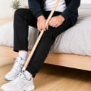 Barre d'enfilage 72,5 cm avec crochets blancs Outil en bois pour enfiler et retirer des chaussettes Crochets en forme de vis Pour seniors et après 2