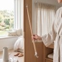 Barre d'enfilage 72,5 cm avec crochets blancs Outil en bois pour enfiler et retirer des chaussettes Crochets en forme de vis Pour seniors et après 3