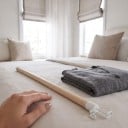 Barre d'enfilage 72,5 cm avec crochets blancs Outil en bois pour enfiler et retirer des chaussettes Crochets en forme de vis Pour seniors et après 5