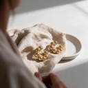 Klipsy bez przekłuwania 1 para Záušnice w kształcie C z błyszczących kulek Kółka na chrząstkę ucha Ear cuff Złoty kolor dla kobiet 4