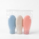 3 kpl matkakosmetiikkapulloa 60 ml Pehmeät puristettavat putket avattavalla kannella Läpinäkyvä vetoketjullinen pussi Shampooa 1