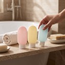 3 kpl matkakosmetiikkapulloa 60 ml Pehmeät puristettavat putket avattavalla kannella Läpinäkyvä vetoketjullinen pussi Shampooa 2