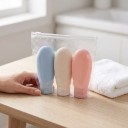 3 kpl matkakosmetiikkapulloa 60 ml Pehmeät puristettavat putket avattavalla kannella Läpinäkyvä vetoketjullinen pussi Shampooa 4
