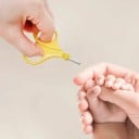 Tesouras para unhas de bebés com pontas arredondadas e capa de proteção 7,7 x 5,5 cm Cabo em plástico Amarelo Para um corte seguro das unhas 3