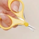 Tesouras para unhas de bebés com pontas arredondadas e capa de proteção 7,7 x 5,5 cm Cabo em plástico Amarelo Para um corte seguro das unhas 5