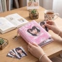 Mini pořadač na fotokarty 10,5 x 7,7 x 3 cm 16 stran PVC Růžový obal s okénkem ve tvaru srdce a mašlí Album na fotokartičky 5